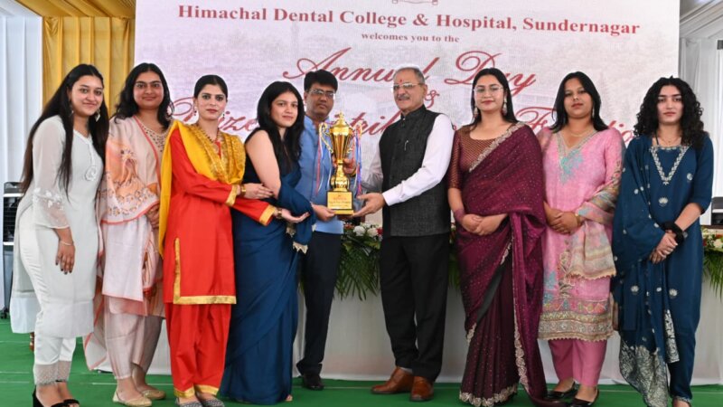 Governor Kavinder Gupta presenting awards at Himachal Dental College Sundernagar.