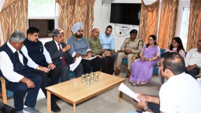 सोलन में सड़क सुरक्षा, पेयजल व्यवस्था और फोरलेन परियोजनाओं पर सख्त हुए डॉ. शांडिल, अधिकारियों को दिए निर्देश